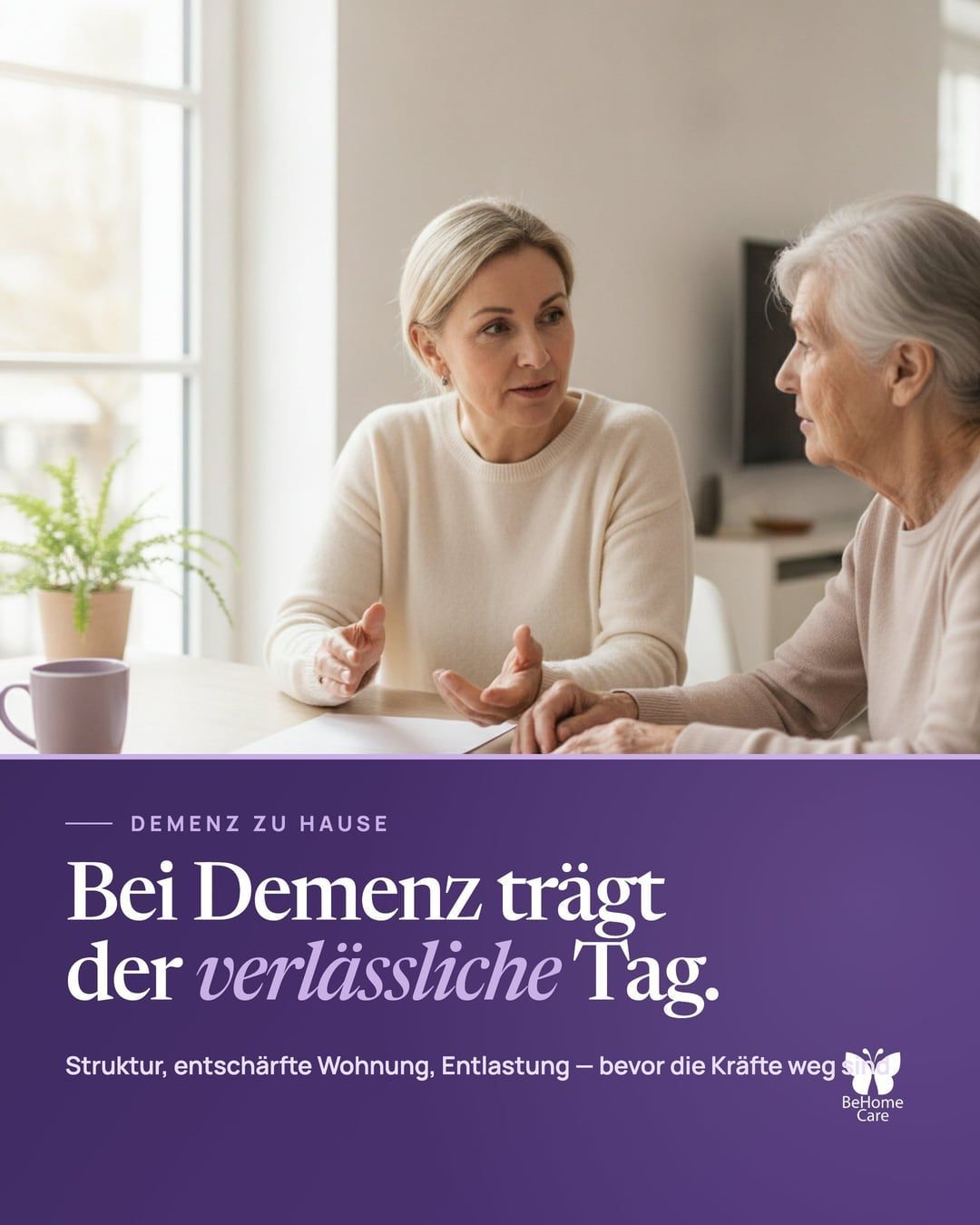 BeHome Care Instagram-Beitrag: Bei Demenz trägt der verlässliche Tag — Angehörige und Seniorin im Gespräch am Küchentisch