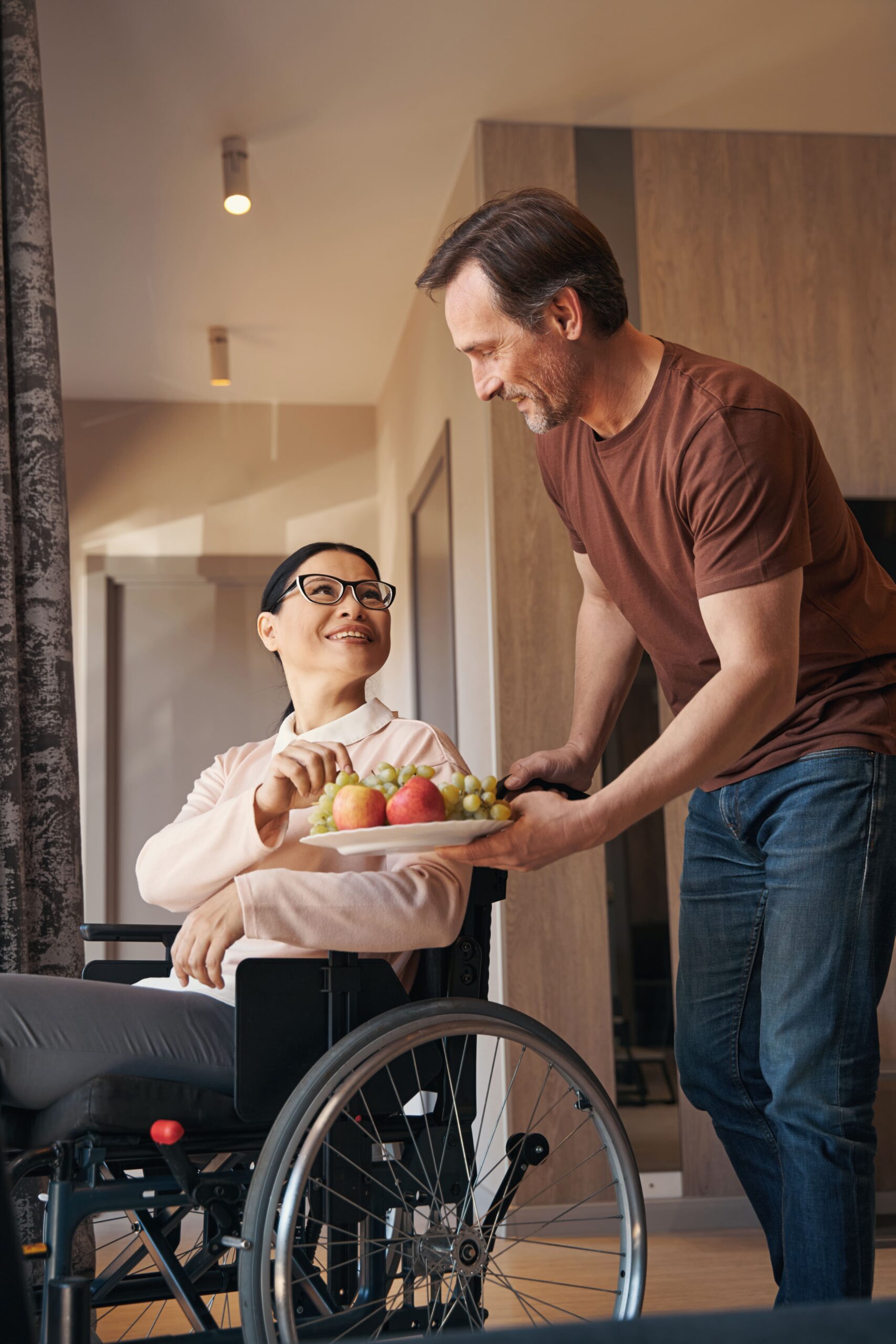 Eine Frau mit chronischer Erkrankung wird zu Hause behutsam versorgt — ME/CFS-Assistenz